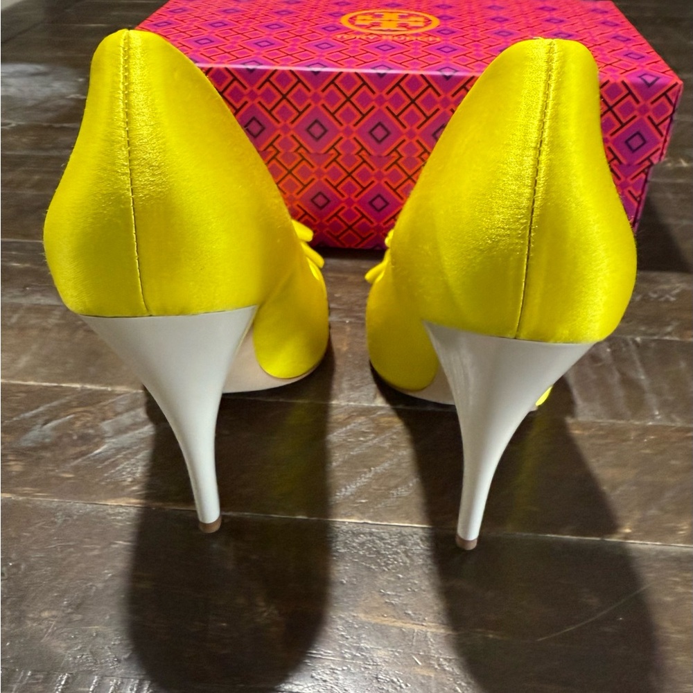 WORN ONCE Tory Burch Satin 110mm Bow Pump Heels in Acidic Yellow Sz 8 Sexy - Picture 7 of 11